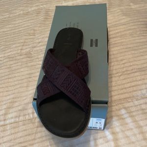 Tom’s Viv Black Arrow Embroidered Mesh Slides.